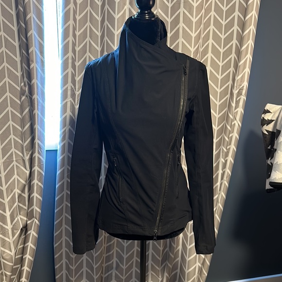 Lululemon asymmetrical cycling jack, size 6 - Picture 2 of 7